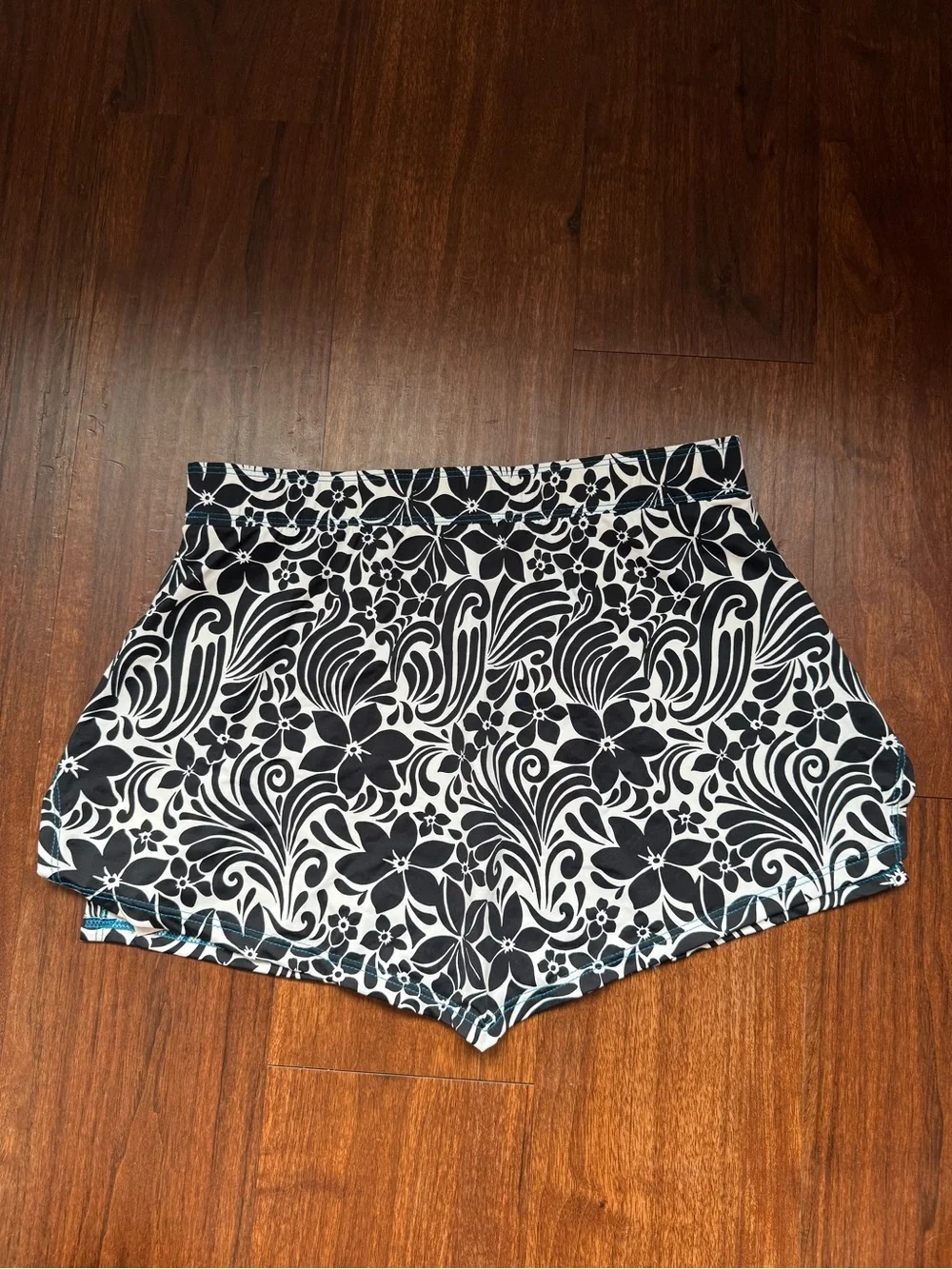 NWT Frankie’s Bikinis Nicole Floral Mini Skirt - Floral Burn Out Sz Medium